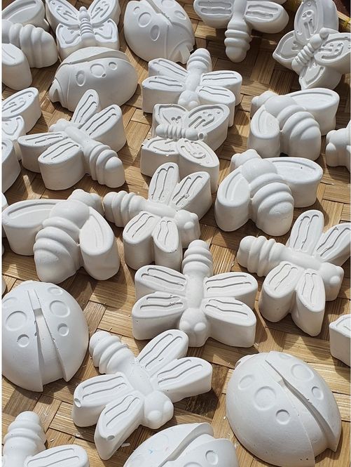 Hovedbilde Sett med umalte gipsfigurer, maling og pensler.